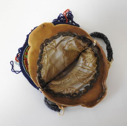 Sac de soirée 1900 de forme ovoïde en broderie...