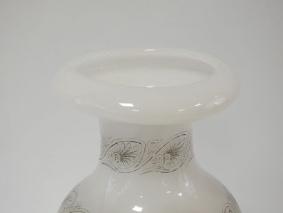 Vase de forme balustre en verre opalin blanc...