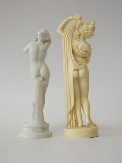 Femme vêtue à l'antique en résine. 
H. :...