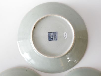 CANTON
Serving set comprising one large plate...