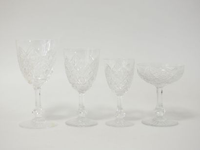 BACCARAT
Partie de service de verres en cristal...