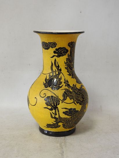 CHINE
Vase de forme balustre en faïence à...