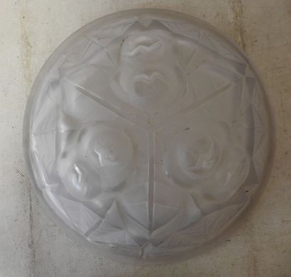 DEGUE
Vasque d'éclairage en verre moulé,...
