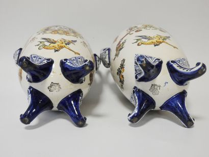 GIEN
Paire de vases de forme à anses détachées...