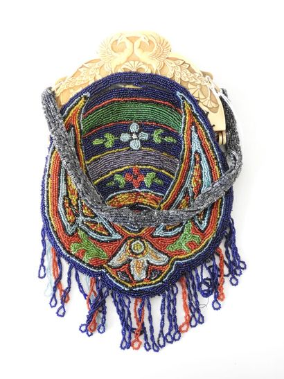 Sac de soirée 1900 de forme ovoïde en broderie...
