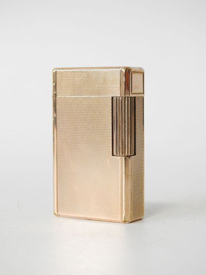 Briquetophilie
A ST Dupont lighter in gilt...