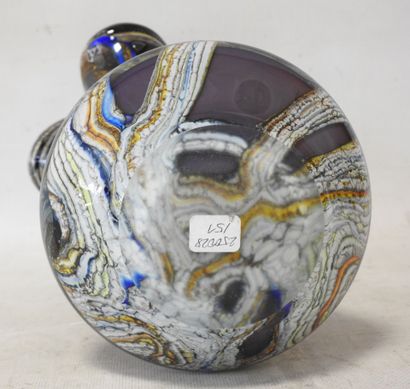 Vase en verre soufflé, col corolle, à inclusion...