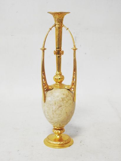 Vase soliflore, monture en bronze ciselé...
