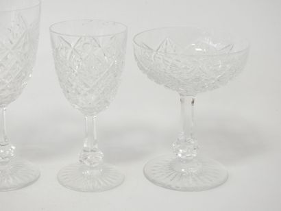 BACCARAT
Partie de service de verres en cristal...