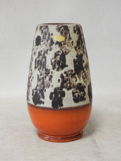 WEST GERMANY
Vase de forme ovoïde en faïence...