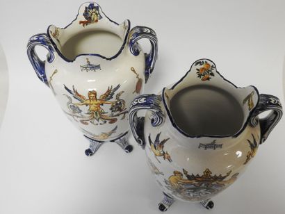 GIEN
Paire de vases de forme à anses détachées...