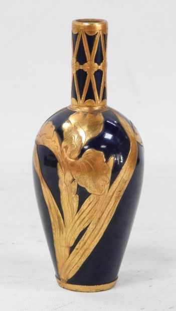 Vase en porcelaine fond bleu de four, agrémenté...