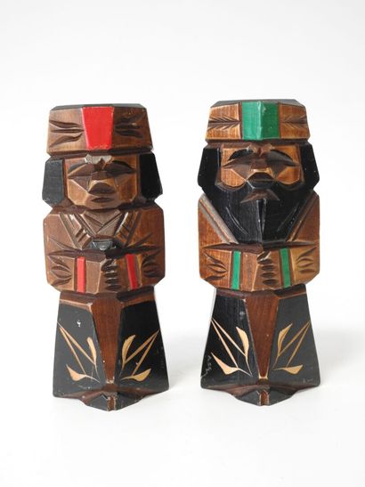 JAPON
Paire de poupées Ainu, représentant...