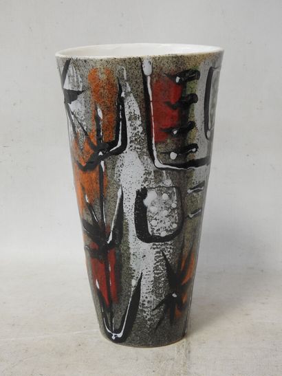 Vase de forme évasée en faïence à décor polychrome...