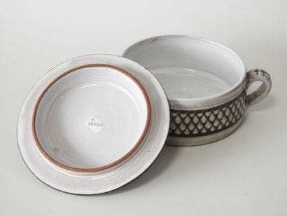 VALLAURIS
Bouillon couvert de forme circulaire,...