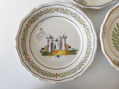Lot de trois assiettes en faience à bords...