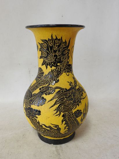 CHINE
Vase de forme balustre en faïence à...