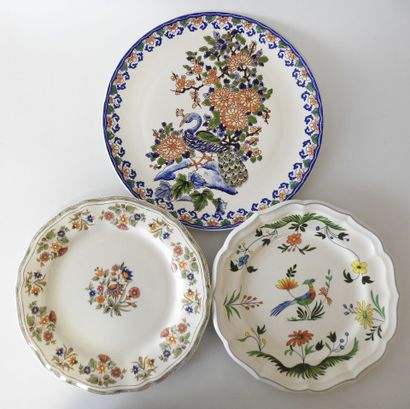 GIEN
Réunion de trois pieces en faience comprenant...