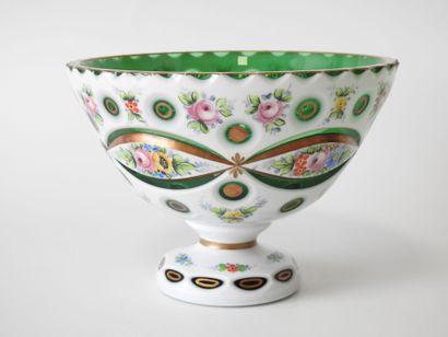 Coupe de forme évasée sur piédouche en verre...