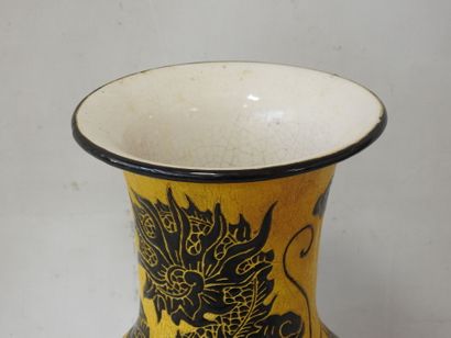 CHINE
Vase de forme balustre en faïence à...