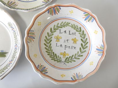 Lot de trois assiettes en faience à bords...