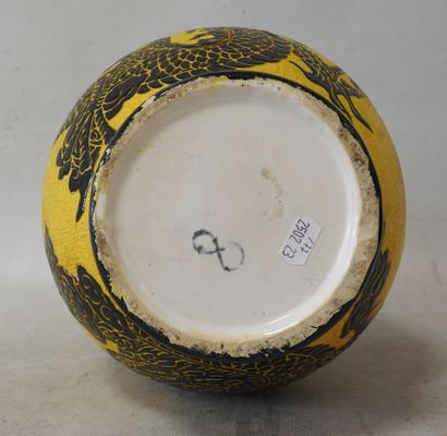 CHINE
Vase de forme balustre en faïence à...