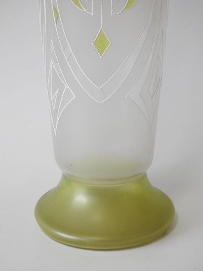 Oblong-necked vase on a flared base in pink...