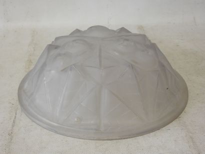 DEGUE
Vasque d'éclairage en verre moulé,...