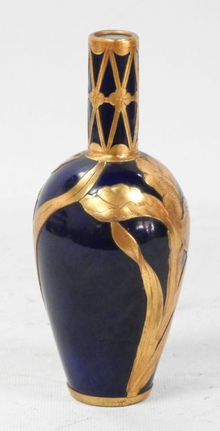 Vase en porcelaine fond bleu de four, agrémenté...