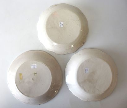 Lot de trois assiettes en faience à bords...