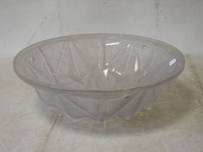 DEGUE
Vasque d'éclairage en verre moulé,...