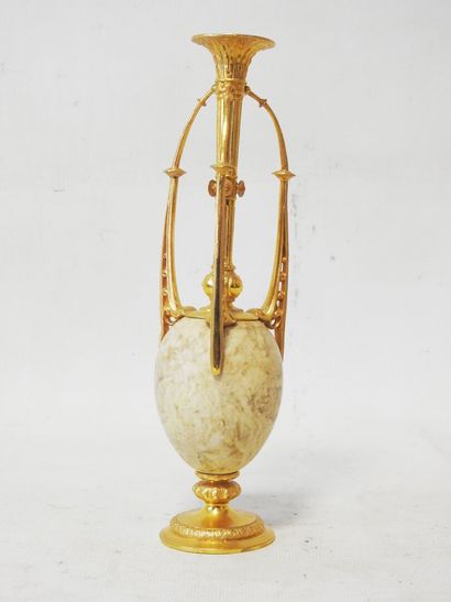 Vase soliflore, monture en bronze ciselé...