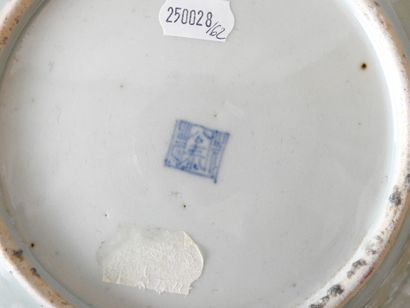 CANTON
Serving set comprising one large plate...