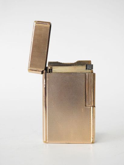Briquetophilie
A ST Dupont lighter in gilt...