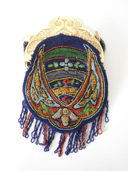 Sac de soirée 1900 de forme ovoïde en broderie...
