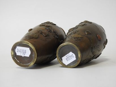 JAPON
Paire de vases de forme balustre, en...