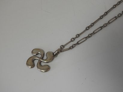 Chaine et pendentif à décor de croix basque...