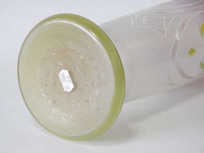 Oblong-necked vase on a flared base in pink...