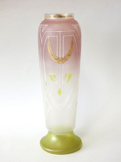 Oblong-necked vase on a flared base in pink...