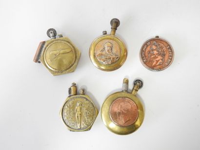 Briquetophilie
Five circular lighters including...