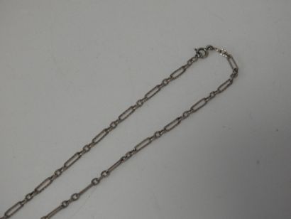 Chaine et pendentif à décor de croix basque...