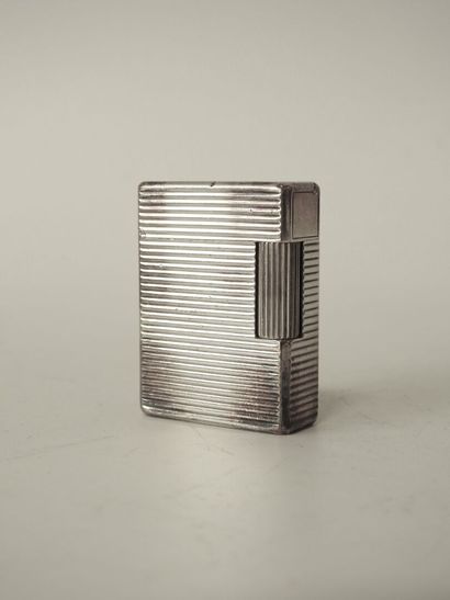 Briquetophilie
A ST Dupont lighter in silver-plated...