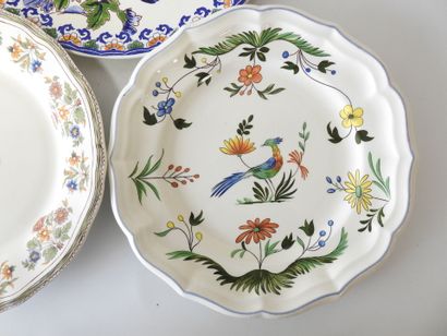 GIEN
Réunion de trois pieces en faience comprenant...