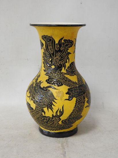 CHINE
Vase de forme balustre en faïence à...