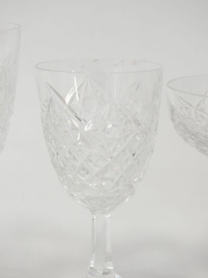 BACCARAT
Partie de service de verres en cristal...