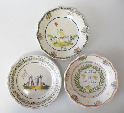 Lot de trois assiettes en faience à bords...