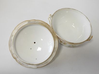 VIEUX PARIS
Bouillon couvert en porcelaine...