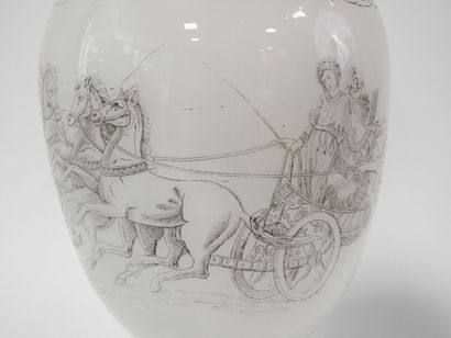Vase de forme balustre en verre opalin blanc...