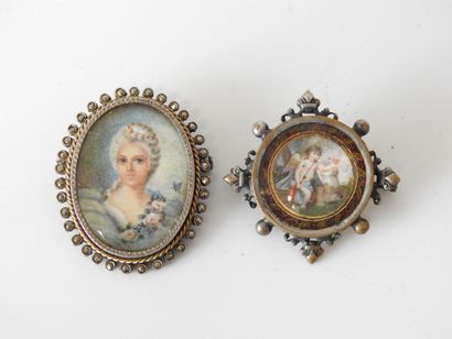 Lot comprenant : 
- Médaillon monté en broche,...
