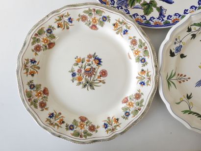 GIEN
Réunion de trois pieces en faience comprenant...
